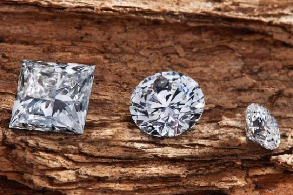 Những viên kim cương này được tạo bằng cách sử dụng carbon dioxit lấy trực tiếp từ khí quyển. Thiết bị thu carbon dioxit được hoạt động bằng điện gió, năng lượng Mặt Trời và nước mưa.