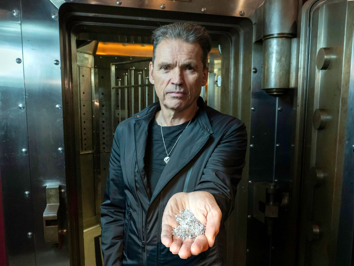 Không chỉ được tạo ra từ nguyên tố xanh, loại kim cương này còn có thể làm sạch không khí bằng việc loại bỏ carbon dioxit khỏi khí quyển.