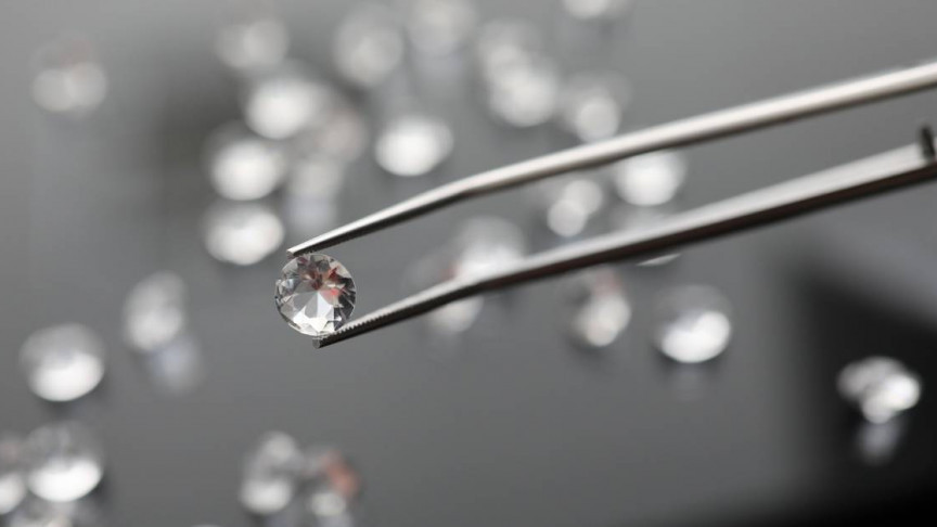 Kim cương tạo trong phòng thí nghiệm là chủ đề được chú ý khi nhận thức về tác hại của ngành khai thác kim cương với môi trường ngày càng tăng. Ngoài những cuộc xung đột đẫm máu tại nơi khai thác kim cương, các nghiên cứu cho biết tạo ra một carat kim cương cần vận chuyển 1.000 tấn đất đá, 3.890 lít nước và hơn 108 kg khí thải carbon dioxit.