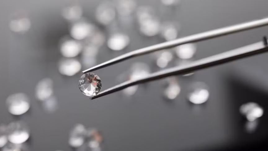 Kim cương tạo trong phòng thí nghiệm là chủ đề được chú ý khi nhận thức về tác hại của ngành khai thác kim cương với môi trường ngày càng tăng. Ngoài những cuộc xung đột đẫm máu tại nơi khai thác kim cương, các nghiên cứu cho biết tạo ra một carat kim cương cần vận chuyển 1.000 tấn đất đá, 3.890 lít nước và hơn 108 kg khí thải carbon dioxit.