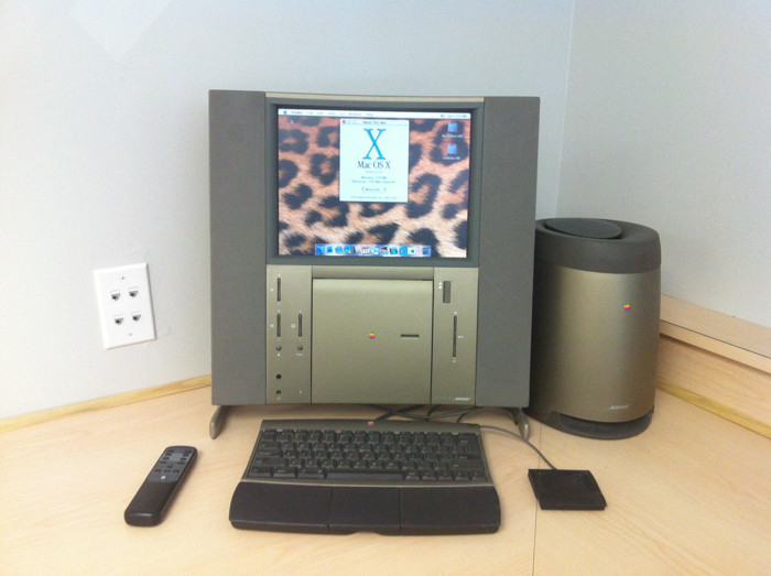 Twentieth Anniversary Macintosh (1997) Gọi tắt là TAM, nó là chiếc máy tính kỉ niệm 20 năm dòng Macintosh, và có thiết kế nguyên bản cho các dòng iMac sau này với màn kiểu hình mỏng, gọn. TAM được sản xuất rất ít, chủ yếu được làm ra cho dịp kỉ niệm đặc biệt lúc bấy giờ. Vì là bản đặc biệt nên TAM có giá 7,499$ - 12.017 USD.