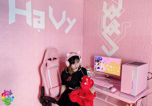 Bên cạnh đó, cộng đồng mê game còn được dịp mãn nhãn với các góc gaming xịn xò không kém của những nàng game thủ từ chuyên nghiệp đến nghiệp dư khác. Góc gaming của nữ streamer Huỳnh Hạ Vy cũng mang tone màu hồng nữ tính, được cô nàng đầu tư gần 20 triệu đồng.