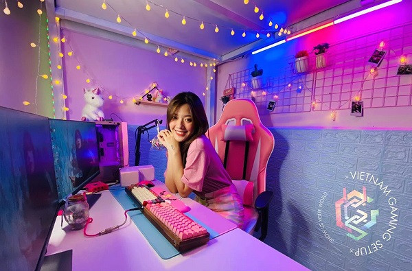 Mới đây, cuộc thi VGS PC &amp; PHÁI ĐẸP được cộng đồng game thủ tổ chức đã thu hút đông đảo "hội chị em" yêu game tham gia, khoe góc gaming độc đáo và xịn xò của mình. Trong đó, bài dự thi của nữ game thủ xinh đẹp Fanny Trần đang nhận được lượng like và comment khủng bởi góc set up đẹp như mơ.