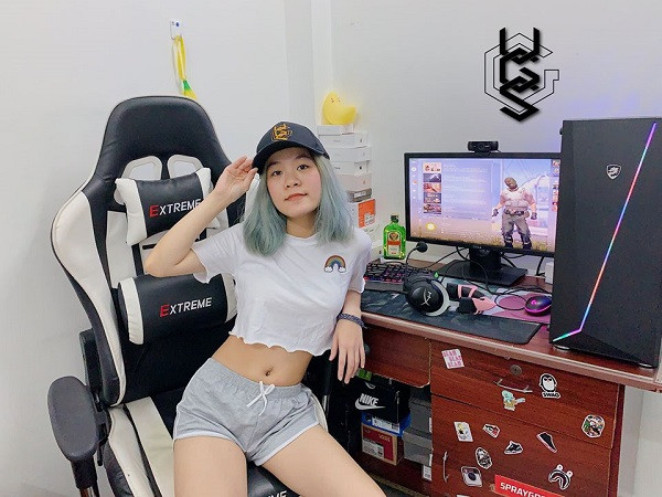 Nữ game thủ có nickname Ngọc Ngân khoe góc gaming của mình. Cô nàng với ước mê trở thành streamer chuyên nghiệp tiết lộ mình rất mê tựa game Liên Minh Huyền Thoại, PUBG và đang tập chơi CSGO.