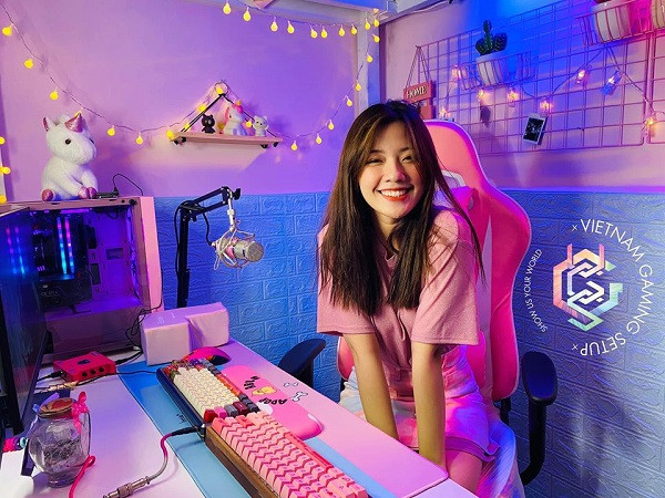  Góc gaming của gái xinh Fanny Trần mang tone màu chủ đạo là hồng và xanh, được cô nàng tự tay decor trong thời gian nghỉ dịch vừa qua. Chắc hẳn là một hot girl cực đam mê game nên Fanny đầu tư tới 50 triệu đồng cho góc máy cực xịn này.