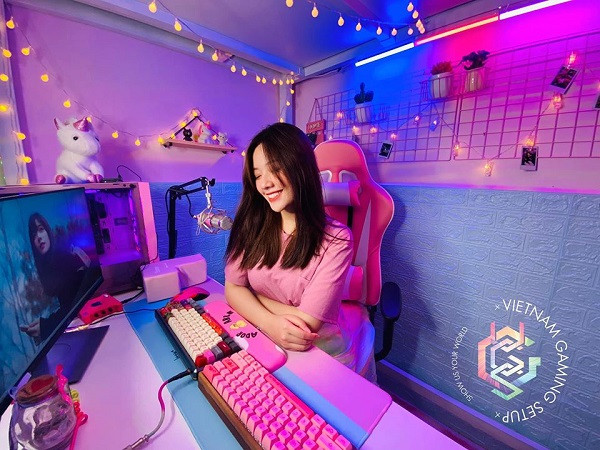 Và khỏi phải nói, góc gaming màu hường nữ tính, decor lung linh tạo hứng thú làm việc cùng với nhan sắc xinh đẹp của cô nàng Fanny Trần đã hot đến thế nào. Hiện tại bài dự thi của nữ game thủ này đã nhận được gần 5 nghìn lượt like và bình luận.