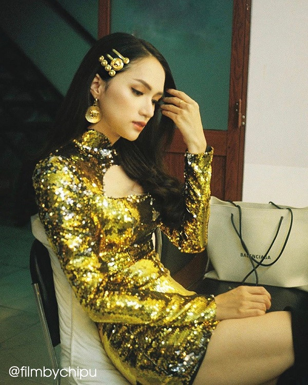 Là một “newbie” trong hội mê máy ảnh phim, không khó hiểu khi Chi Pu háo hức “tác nghiệp” đến nỗi mang theo trong bất kỳ sự kiện nào, gặp ai cũng chụp, thấy gì cũng chụp. Cô còn mở riêng một tài khoản Instagram để cập nhật đến người hâm mộ những bức ảnh chính tay cô chụp hoặc được chụp cho. Ảnh: Instagram NV