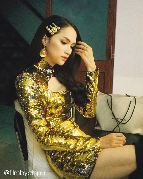 Là một “newbie” trong hội mê máy ảnh phim, không khó hiểu khi Chi Pu háo hức “tác nghiệp” đến nỗi mang theo trong bất kỳ sự kiện nào, gặp ai cũng chụp, thấy gì cũng chụp. Cô còn mở riêng một tài khoản Instagram để cập nhật đến người hâm mộ những bức ảnh chính tay cô chụp hoặc được chụp cho. Ảnh: Instagram NV