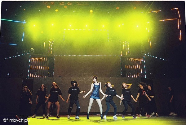 Máy ảnh phim Leica này có thể tự động lấy nét và đánh đèn flash khi cần. Khác với các dòng máy cơ, máy số hiện đại có thể xem được ảnh ngay sau khi chụp, máy phim đòi hỏi người dùng phải chờ đợi tráng phim và scan. Bởi vậy thời gian chờ tráng phim sẽ là lúc hồi hộp nhất. Ảnh: Instagram NV