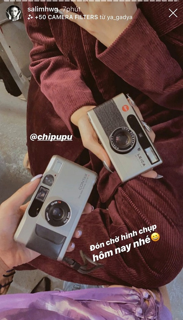 Bản thân là “fan cứng” của máy ảnh phim chưa đủ, Chi Pu còn lôi kéo được cả hội chị em mê máy ảnh theo. Salim không hề kém cạnh với chiếc Contax T2 cùng chế độ chồng film. Thậm chí cô nàng còn có kinh nghiệm chụp phim từ trước cả Chi Pu nhưng cũng có nhiều tấm hình khiến fan phải bật cười. Ảnh: Instagram NV
