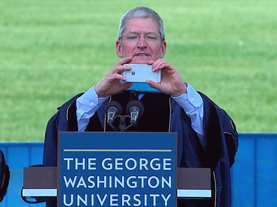 Trên tay Tim Cook một số dòng smartphone cũ hơn của Apple như iPhone 5, 6,...