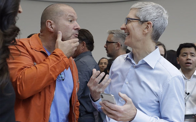 Tim Cook nhiều lần được bắt gặp xuất hiện cùng chiếc iPhone X, trong các sự kiện lớn nhỏ hay khoảnh khắc thường ngày.