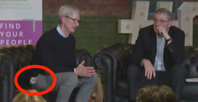Nhiều sinh viên có mặt trong khán phòng tại buổi hỏi đáp với CEO Apple ở Đại học Oxford đã nhanh mắt nhìn thấy chiếc iPhone X thiếu chút nữa rơi ra khỏi túi quần ông.