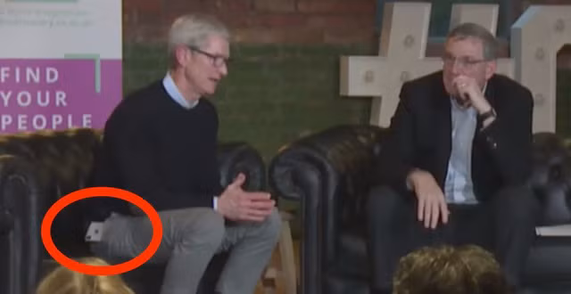 Nhiều sinh viên có mặt trong khán phòng tại buổi hỏi đáp với CEO Apple ở Đại học Oxford đã nhanh mắt nhìn thấy chiếc iPhone X thiếu chút nữa rơi ra khỏi túi quần ông.