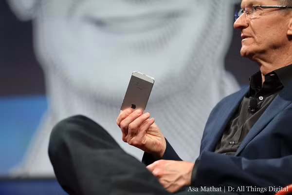 Chia sẻ với HBO, CEO Tim Cook của Apple bật mí đã duy trì được thói quen dùng điện thoại khoa học hơn. Ông thường thức dậy vào lúc 4h sáng để đọc phản hồi của khách hàng về các sản phẩm của công ty. Một giờ tiếp theo đến phòng tập thể hình và tập luyện để quên đi những áp lực.