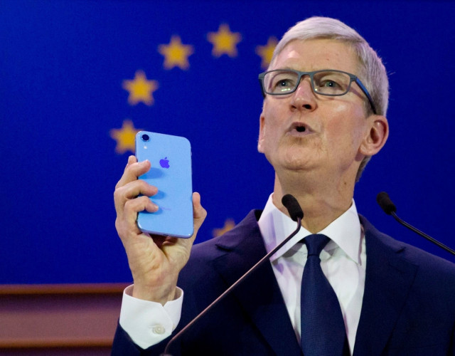 Với cương vị CEO Apple, việc Tim Cook luôn dùng những chiếc iPhone mới nhất không đáng ngạc nhiên, thậm chí ông còn có thể sở hữu khi chúng chưa ra mắt. Tuy nhiên, hiện tại chưa có bằng chứng nào cho thấy ông đang dùng iPhone 11 - phiên bản điện thoại của Apple mới trình làng tháng 9/2019.