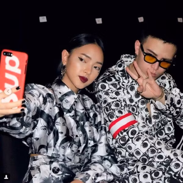 Tuy nhiên, Châu Bùi không hẳn là một fan của Samsung hay hãng công nghệ nào. Bởi trước đó, cô nàng từng được bắt gặp trên tay một chiếc iPhone khi tham dự sự kiện của nhãn hàng Supreme nổi tiếng cùng “người cũ” Decao. Dựa vào đặc điểm mặt lưng, có thể đây là phiên bản iPhone 7 Plus.