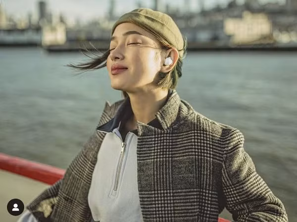 Còn để áp ứng nhu cầu sử dụng tiện lợi hàng ngày, fashion icon nổi tiếng lựa chọn tai nghe bluetooth Galaxy buds plus của Samsung với thiết kế nhỏ gọn, khả năng nhận diện không gian xung quanh và chống ồn tốt.