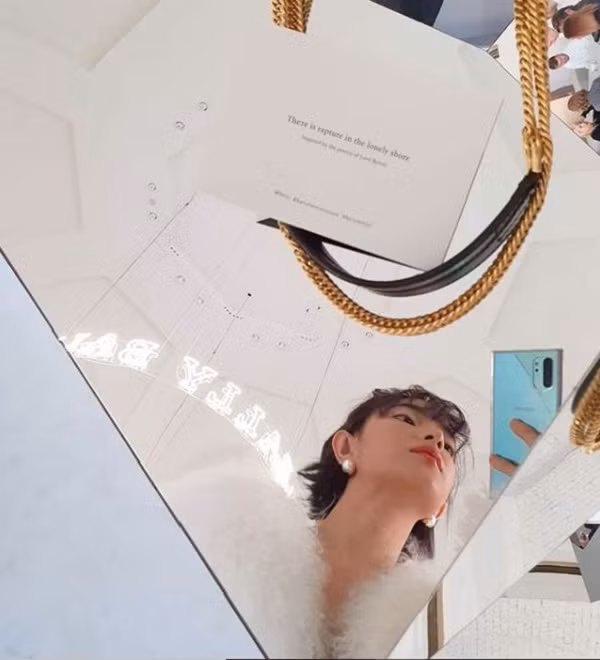 Trước đó không lâu, 9x khoe ảnh selfie cùng Samsung Note 10 Plus phiên bản xanh Aura nổi bật sắm từ những ngày đầu tiên Samsung trình làng các fan công nghệ.