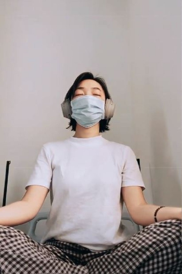 Hình ảnh Châu Bùi chia sẻ ngày 5/3, cô ngồi trên giường thuộc khu cách ly tập trung, nghe nhạc bằng tai nghe Sony WH -1000xm3. Cô cho biết những lúc cần suy nghĩ tích cực, cô thường chọn nghe nhạc và bởi vậy đây là món phụ kiện công nghệ không thể thiếu của Châu Bùi mỗi khi đi xa.