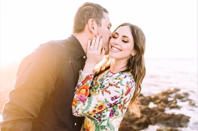 Alexa đã đính hôn với Arshia Harrison Refoua - một triệu phú bất động sản 40 tuổi.