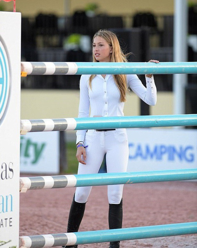 Một số hình ảnh hiếm hoi về cuộc sống giàu sang của Eve được chia sẻ ra ngoài cho thấy cô bạn thường xuyên có những chuyến du lịch trên du thuyền, yêu thích cưỡi ngựa và có người yêu vừa giàu vừa điển trai.