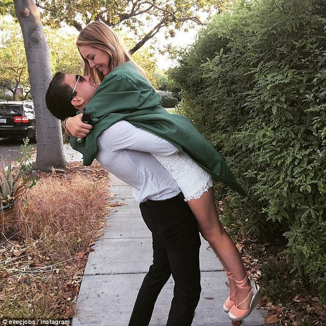 Ở tuổi 21, Eve đã trở thành mỹ nhân làng tỷ phú đích thực. Cô nàng còn có người yêu là một thiếu gia điển trai, giàu có.