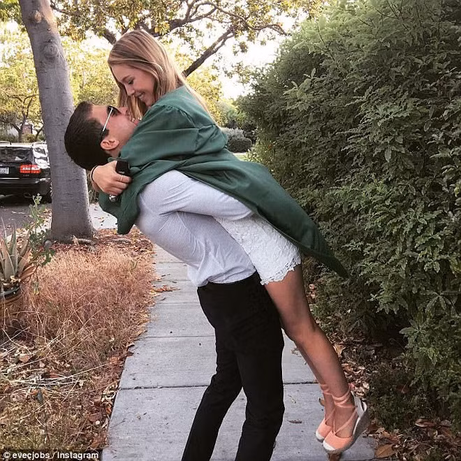 Ở tuổi 21, Eve đã trở thành mỹ nhân làng tỷ phú đích thực. Cô nàng còn có người yêu là một thiếu gia điển trai, giàu có.