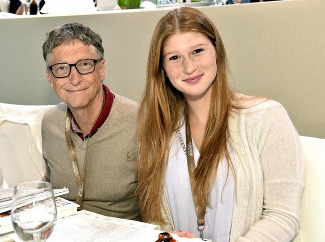 Jennifer Gates (sinh năm 1996), con gái đầu lòng của tỷ phú công nghệ Bill Gates cũng là cái tên đáng chú ý trong làng tỷ phú công nghệ. Jennifer Gates từng là sinh viên ngành Sinh học tại Đại học Stanford (Mỹ) danh tiếng.