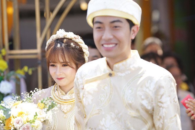 Cặp đôi cùng chọn cho mình tông màu vàng - trắng chủ đạo trong đám cưới để tạo cảm giác ấm áp, sang trọng nhất cho những khách mời đặc biệt đến chung vui cùng hai vợ chồng.