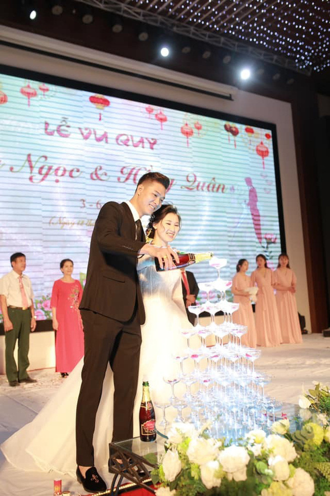 Dù gặp nhiều sóng gió nhưng Hồng Ngọc vẫn luôn ủng hộ Gấu hết mình trong sự nghiệp game thủ.