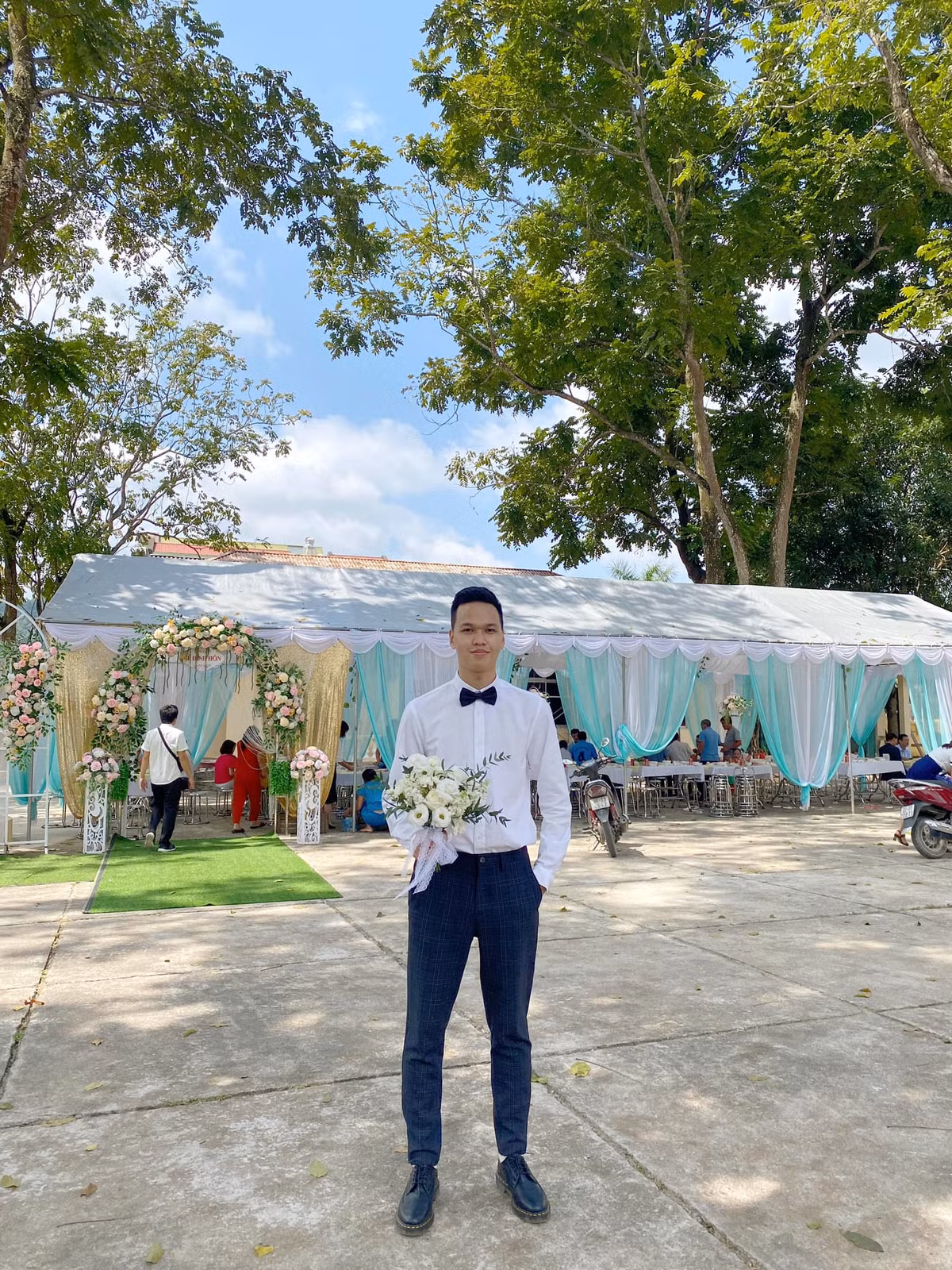 Trong khoảnh khắc được bạn bè đăng tải, Chim Sẻ Đi Nắng và vợ sắp cưới trông cực kì đẹp đôi, chàng bảnh bao với áo sơ mi trắng đeo nơ còn nàng mặc áo dài truyền thống dịu dàng.