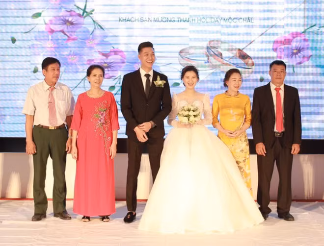 Bắt đầu mối tình 5 năm bên nhau với Hồng Ngọc, từ khi Gấu còn chưa được nhiều người biết đến với tư cách tuyển thủ chuyên nghiệp cũng như đội trưởng của Team Flash.