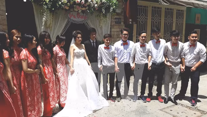 Đám cưới của 2 người diễn ra đã khiến fan của QTV được phen vui mừng khôn xiết vì cuối cùng anh "Quả Tạ Vàng" đã yên bề gia thất rồi.