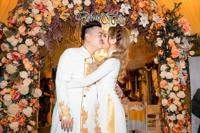 Quen nhau từ trong sự kiện khai trương tiệm bánh mì của PewPew, cặp đôi này dần làm quen và đi đến lễ đính hôn cực kỳ sang chảnh.