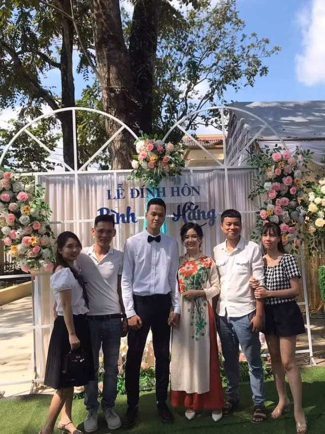 Sau khi công khai bạn gái chưa lâu thì "thần đồng AoE" của làng game Việt đã âm thầm làm đám hỏi, không một lời công bố hay thông báo nào lên MXH.