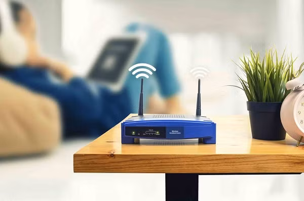  Tắt và mở Wifi tự động: Nếu thường xuyên vắng mặt bạn có thể tắt Wifi vào khoảng thời gian này hoặc khi đi ngủ để tránh hàng xóm hay người lạ ''dùng chùa'' mạng. Điều này giúp hạn chế sự tác động từ bên ngoài vào router và nếu ai đã đang sử dụng Wifi của bạn sẽ rất bực bội và không sử dụng nó nữa vì hay bị hủy kết nối thường xuyên.