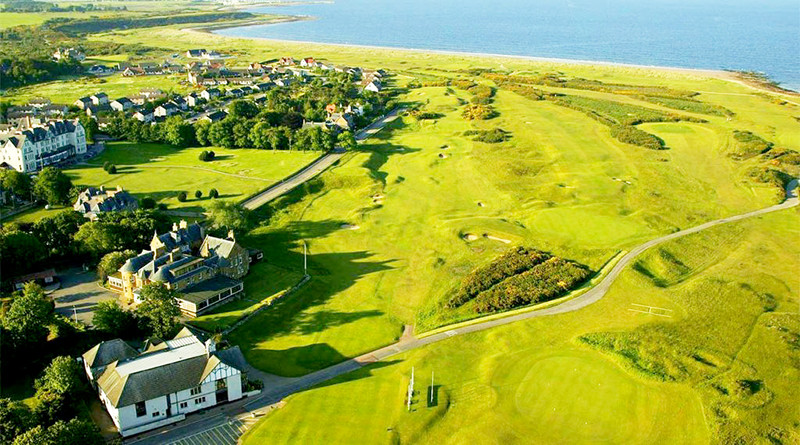  10. Royal Dornoch (Championship): Sân golf ôm trọn Bờ biển cổ điển và là giá trị cho một cuộc hành trình của người chơi. Sau khi Tom Watson chơi ở đây trước trận đấu phòng thủ mở rộng năm 1981, anh nhận xét rằng trải nghiệm này là thú vị nhất mà tôi từng có trên sân golf. Donald Ross lớn lên ở đây, mặc dù Dornoch đã có được hình dạng cuối cùng như chúng ta biết ngày hôm nay sau khi anh ta rời đi.