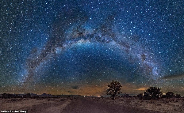 Dải ngân hà độc đáo tạo thành mái vòm trên con đường sa mạc xa xôi gần San Pedro de Atacama, Vùng Antofagasta của Chile. Lượng mưa mỗi năm không nhiều, nơi đây có rất ít mây che phủ bởi vậy lý tưởng để ngắm bầu trời đêm tuyệt đẹp.