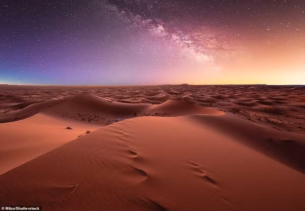Dải ngân hà trên Erg Chebbi, Morocco, bên dưới là cồn cát mênh mông.