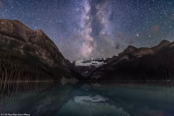  Bầu trời đêm tuyệt đẹp tại khu vực Hồ Louise, vườn quốc gia Banff - một trong những điểm ngắm dải ngân hà đẹp nhất ở Canada. Nếu đến đây vào khoảng nửa đêm, khi bờ hồ vắng lặng, bạn sẽ có cơ hội chứng kiến dải ngân hà đầy lung linh trên nền trời.