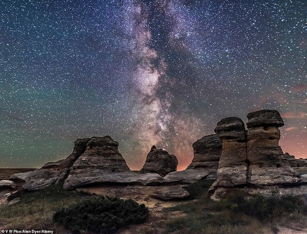 Bầu trời đêm không có trăng vào cuối tháng 7/2019 tại Công viên Writing-on-Stone (Canada) cho thấy ánh hào quang rực rỡ của thiên hà.