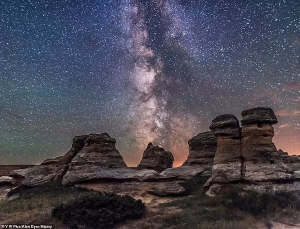 Bầu trời đêm không có trăng vào cuối tháng 7/2019 tại Công viên Writing-on-Stone (Canada) cho thấy ánh hào quang rực rỡ của thiên hà.