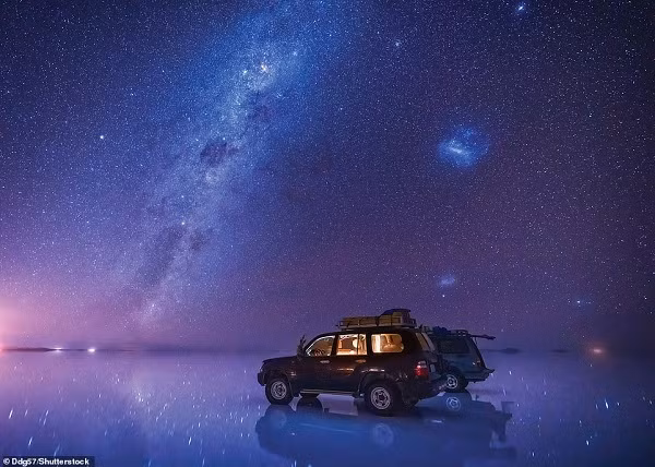 Cánh đồng muối Uyuni trông như một tấm gương rộng lớn, phía trên là Dải Ngân hà và hai thiên hà độc lập - Đám mây Magellan lớn và nhỏ.