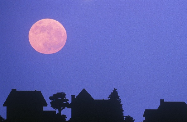 Trăng tròn Paschal xảy ra khi trăng tròn gần trùng với cận điểm (điểm gần Trái Đất nhất trên quỹ đạo Mặt Trăng), khiến nó trông lớn và sáng hơn bình thường.