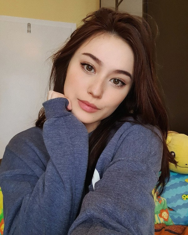 Trong một lần livestream, JadyAnh gây bất ngờ với fan Việt khi tiết lộ mình là người con lai hai dòng máu Đức - Việt. Jade cho biết mình sinh ra và lớn lên ở Đức, có bố là người Việt Nam, và chuyển tới Thái Lan sinh sống từ tháng 6/2019.