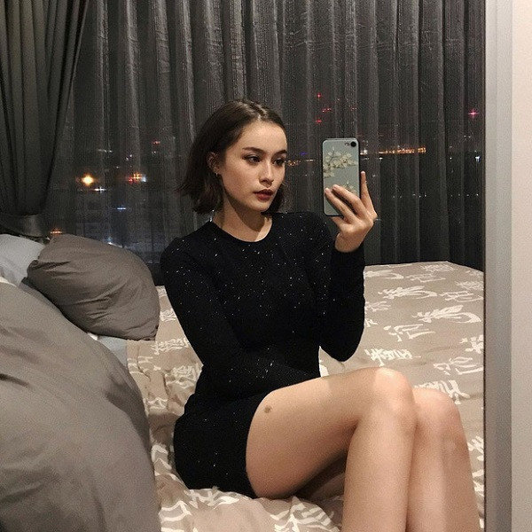 Nữ streamer mong có dịp trở lại Việt Nam thêm một lần nữa để thăm quê hương thứ hai và gặp gỡ người thân. Cô cũng cố gắng học thêm tiếng Việt để có thể trò chuyện với bố bằng tiếng mẹ đẻ của ông.