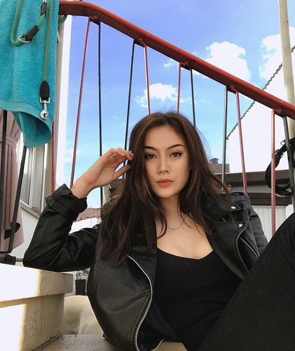 JadyAnh cho biết thêm, dù mang nửa dòng máu Việt nhưng cô mới được về quê hương của bố duy nhất một lần và cũng không thành thạo tiếng Việt.