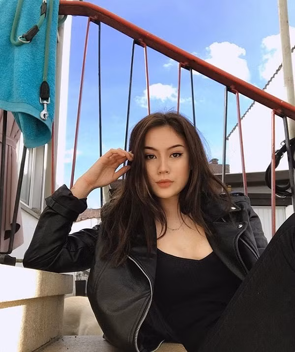 JadyAnh cho biết thêm, dù mang nửa dòng máu Việt nhưng cô mới được về quê hương của bố duy nhất một lần và cũng không thành thạo tiếng Việt.