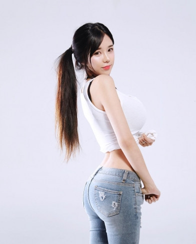 Bên cạnh công việc MC bình thường, cô nàng còn là một người mẫu khá đắt show và đã được rất nhiều thương hiệu thời trang "chọn mặt gửi vàng".